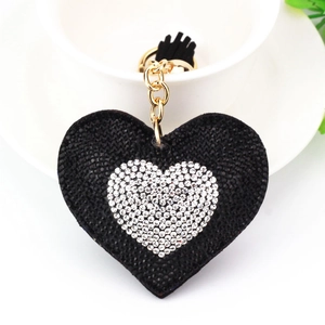 Dettaglio portachiavi a cuore con strass neri, catena dorata e nappa nera decorativa