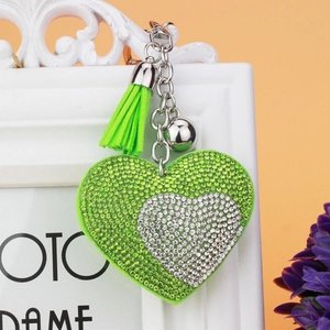 Dettaglio portachiavi a cuore con strass verdi e argento e nappina coordinata