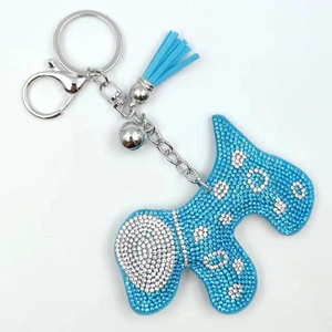 Détail d'un porte-clés chien Scottish Terrier avec strass bleus et gland assorti