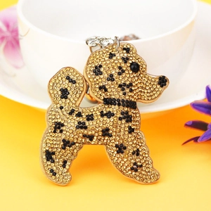 Détail d'un porte-clés chien teddy en strass jaunes avec ornements en cristal étincelant