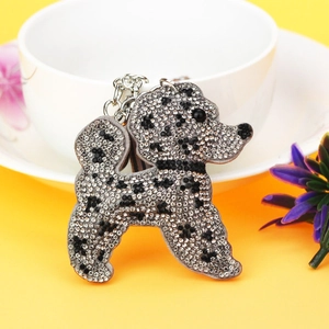 Détail du porte-clés caniche serti de strass brillants argentés et noirs élégants