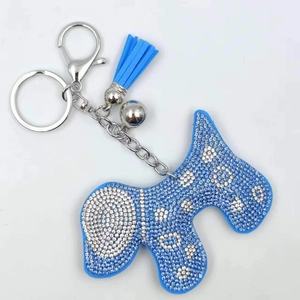 Porte-clés chien en strass bleu avec pompon en cuir et mousqueton en métal argenté brillant