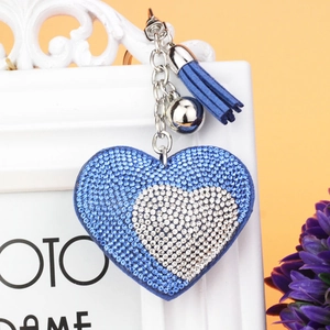 Portachiavi a doppio cuore con strass scintillanti e nappa blu coordinata su catena