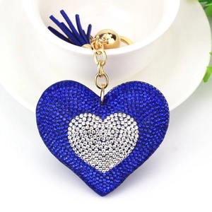 Dettaglio del portachiavi a cuore con strass blu scintillanti e nappa elegante