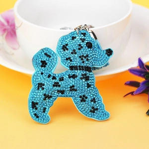 Gros plan du porte-clés caniche en strass bleu avec chaîne en argent et fermoir à ressort