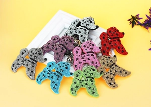 Gros plan de porte-clés chien teddy colorés avec strass et chaînes en plusieurs coloris