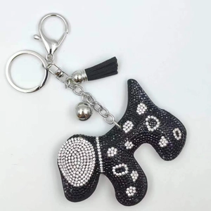 Porte-clés chien Scottish Terrier en strass noirs avec pompon et clochette argentée