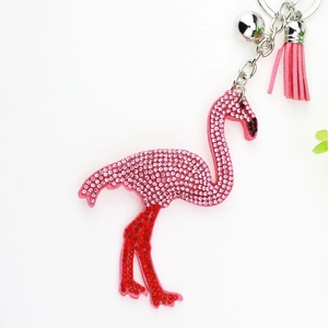 Portachiavi fenicottero con strass, nappa in pelle rosa e campanellino d'argento