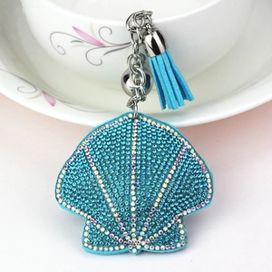 Portachiavi con conchiglia in strass blu brillante con nappa di seta e campanellino argento