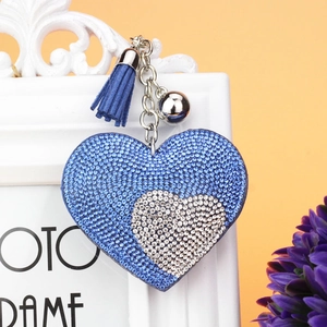 Dettaglio del portachiavi a cuore blu con strass scintillanti e nappina coordinata