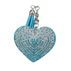 Porte-clés cœur en strass bleu avec pompon en cuir et chaîne argentée sur fond blanc