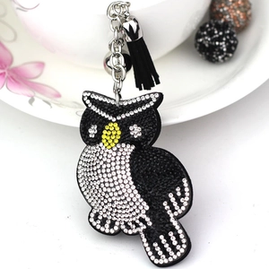 Porte-clés chouette en cristal avec strass, pompon noir et petite cloche argentée