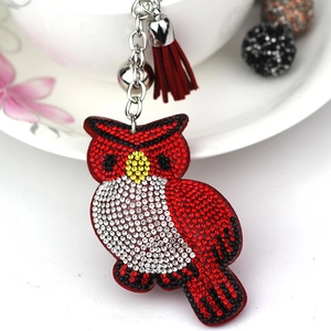 Porte-clés chouette en cristal scintillant avec strass rouges et pompon en velours