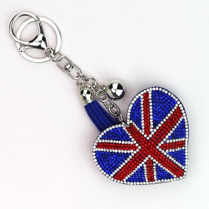 Detail eines Herzanhängers mit Union Jack Strasssteinen, blauer Quaste und Silberglöckchen