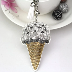 Portachiavi creativo a forma di gelato con strass bianchi e dorati e dettaglio nappa bianca