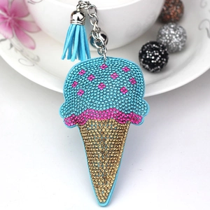 Portachiavi a forma di gelato con strass, nappa blu e campanellino in una tazzina