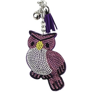 Porte-clés chouette violette avec strass, long pompon et clochette sur fond blanc pur