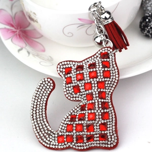 Porte-clés chat en strass rouge et blanc avec pompon en cuir et clochette argentée