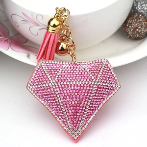 Nahaufnahme des rosa diamantförmigen Schlüsselanhängers mit Strasssteinen und Quaste