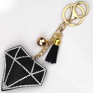 Diamantförmiger Schlüsselanhänger mit weißen Strasssteinen, Goldclip und schwarzer Quaste