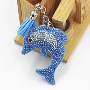 Porte-clés dauphin en strass bleus avec pompon décoratif sur support en bois