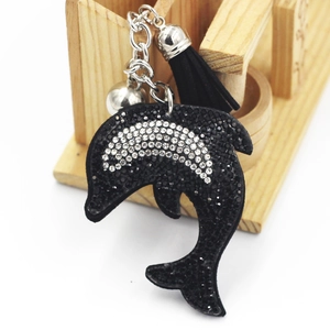 Détail du porte-clés dauphin en cuir avec strass noirs, franges et petite clochette
