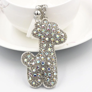 Detailaufnahme Giraffen-Schlüsselanhänger mit Kristall-Strass und weißem Quasten-Detail