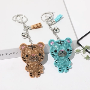 Vue détaillée des porte-clés tigre en strass avec base en cuir et glands décoratifs