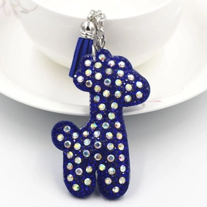 Detail von blauem Giraffe-Schlüsselanhänger mit funkelnden Strasssteinen und Quaste