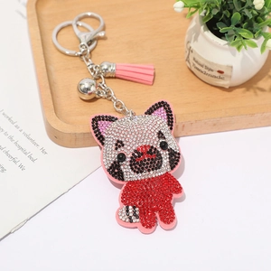 Süßer Panda Schlüsselanhänger mit Strass, rosa Quaste und Glocke in Holzschale präsentiert