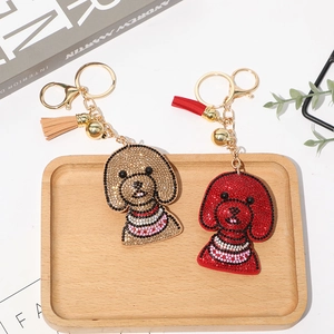 Détails des porte-clés chien en strass brillants avec d'élégants glands en cuir