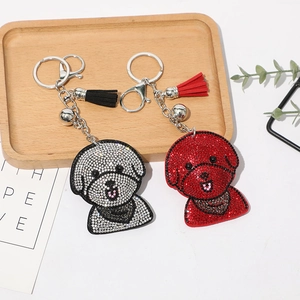 Détail de porte-clés chien en strass étincelants avec glands assortis et clochettes