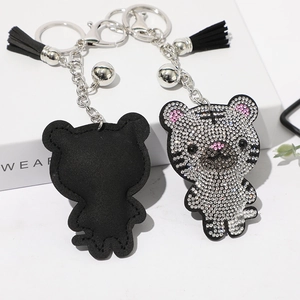 Détails du porte-clés tigre en strass avec dos en velours et pompon noir élégant