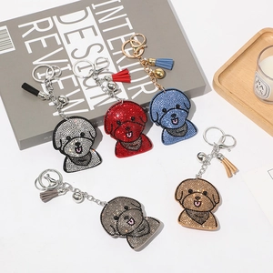 Détail de porte-clés chien en strass colorés avec glands assortis et breloques en métal