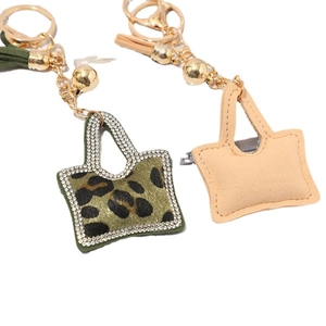 Porte-clés en forme de sac à main avec motif léopard, strass et pompons dorés élégants