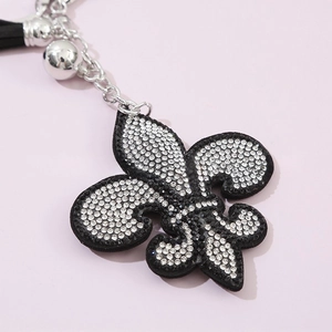 Porte-clés élégant fleur de lys avec strass brillants et accessoire à pompon noir chic