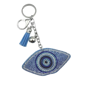 Dettaglio degli strass scintillanti e della nappa blu sul portachiavi malocchio