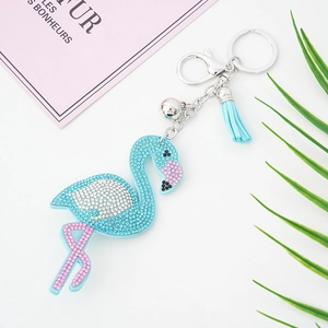Funkelnder Flamingo-Schlüsselanhänger mit Strasssteinen, Quaste und silbernem Karabiner