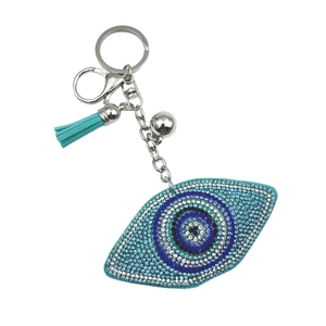 Dettaglio del portachiavi a occhio greco con strass blu e nappina in pelle