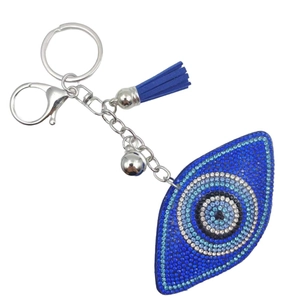 Vista dettagliata del portachiavi Malocchio con strass blu e nappina in seta coordinata
