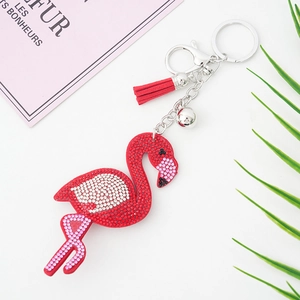 Funkelnder roter Flamingo Schlüsselanhänger mit Quaste und silbernem Glöckchen
