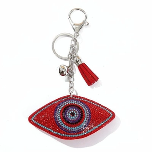 Dettaglio portachiavi occhio malvagio con strass colorati, nappa rossa e piccolo campanello
