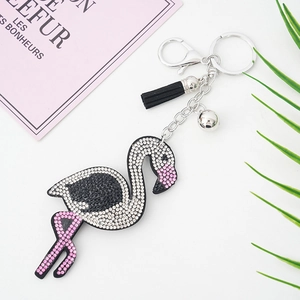 Detail eines Flamingo Schlüsselanhängers mit Strasssteinen, Silberverschluss und Quaste
