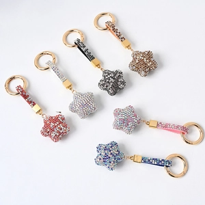 Dettaglio di sei portachiavi a forma di stella con strass colorati e ganci dorati eleganti
