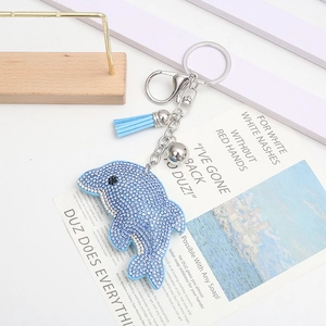 Porte-clés dauphin bleu avec cristaux strass et accessoire à pompon bleu clair