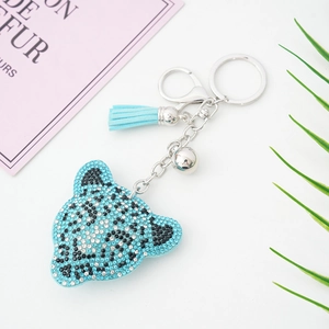 Porte-clés tête de léopard bleu ciel avec strass, fermoir mousqueton et pompon élégant