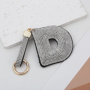 Porte-clés lettre D en strass brillant avec pompon et anneau métallique doré chic