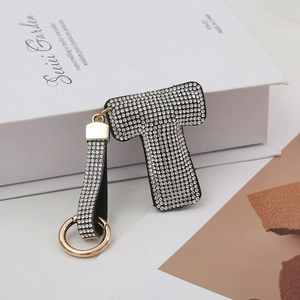 Gros plan du porte-clés lettre T de luxe avec strass brillants et détails dorés