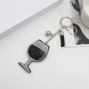 Détail du porte-clés verre à vin en strass avec cristaux bicolores et pompon noir élégant