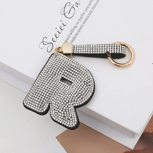 Détail du porte-clés lettre R orné de strass brillants avec fermoir doré de luxe
